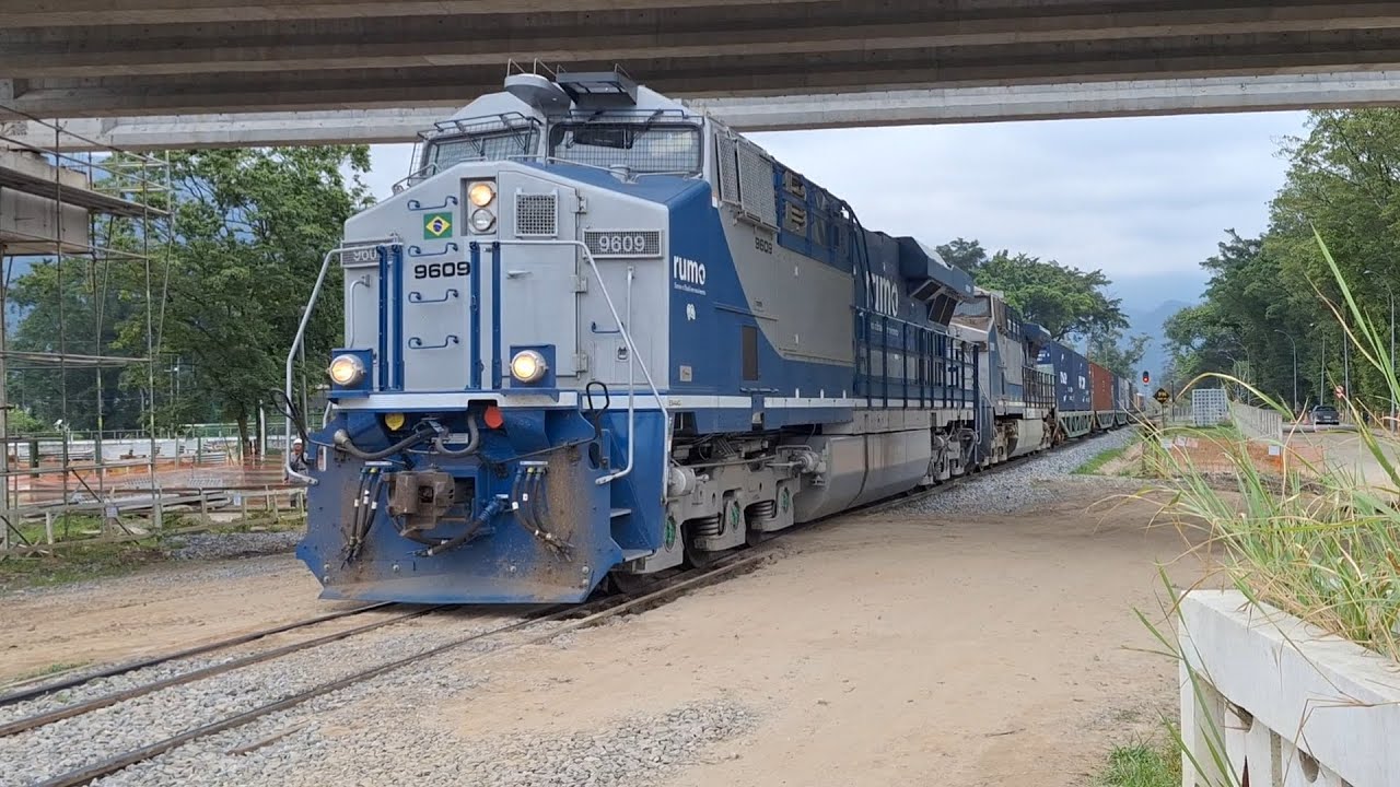 Es44aci 9609 com sua Buzina K3H + ac44i 682 com trem de Contêiner, na pn de Cubatão, ZZV.