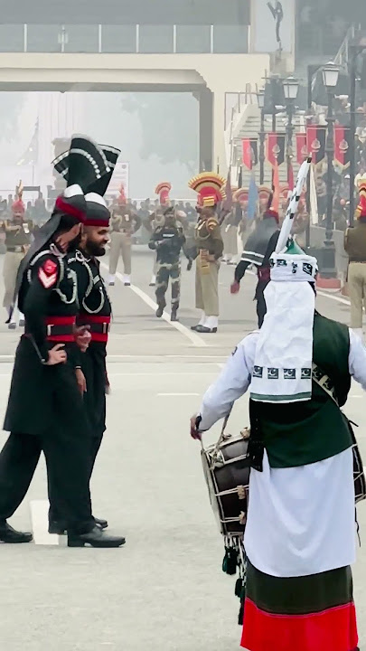 Download lagu Guards at Pakistan-India border perform ceremony on wagah border