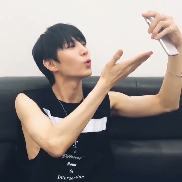 VIXX Leo face-timing his sister and nephew