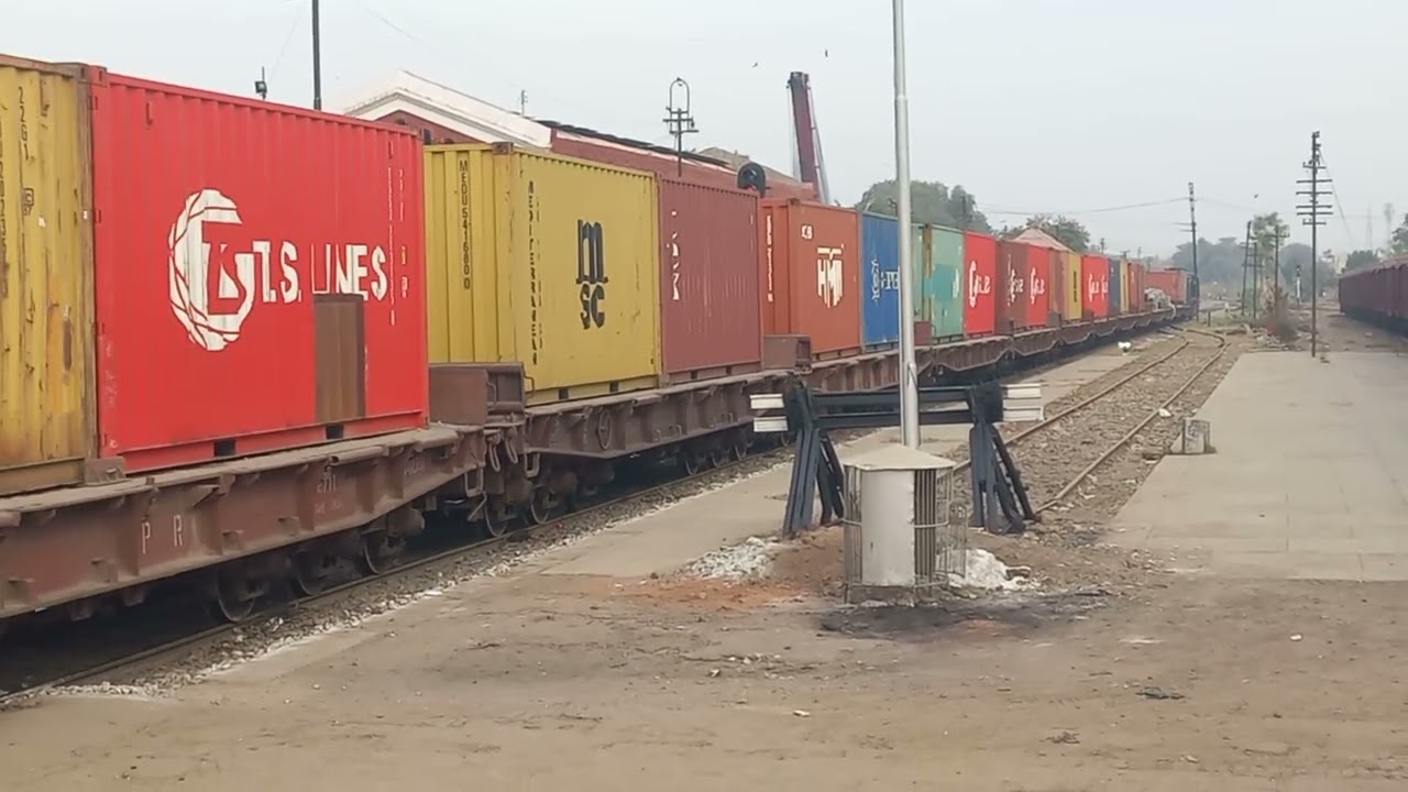 Goods Train leaving Multan cantt Railway station | Mall gaari GEU-40 Locomotive 