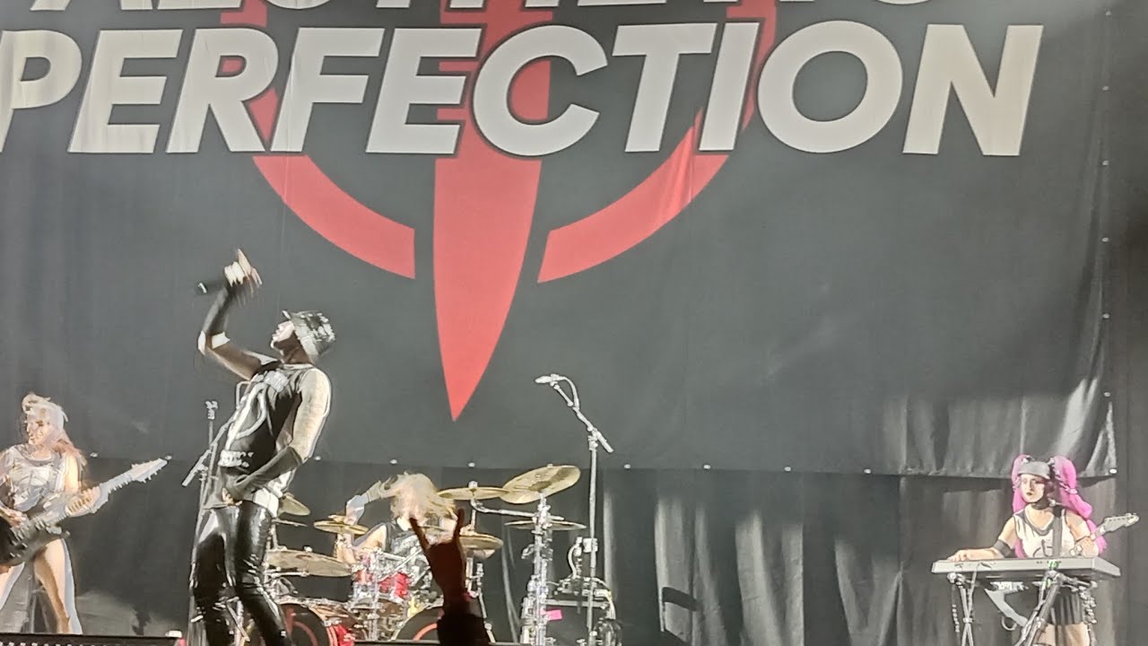 Aesthetic Perfection - Gods & Gold (live at Wembley arena) 