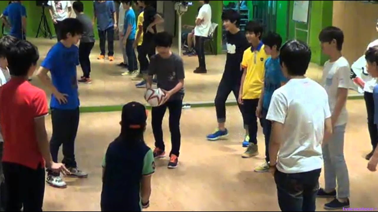 130706 SEVENTEEN TV 17 playing hackysack with soccer ball