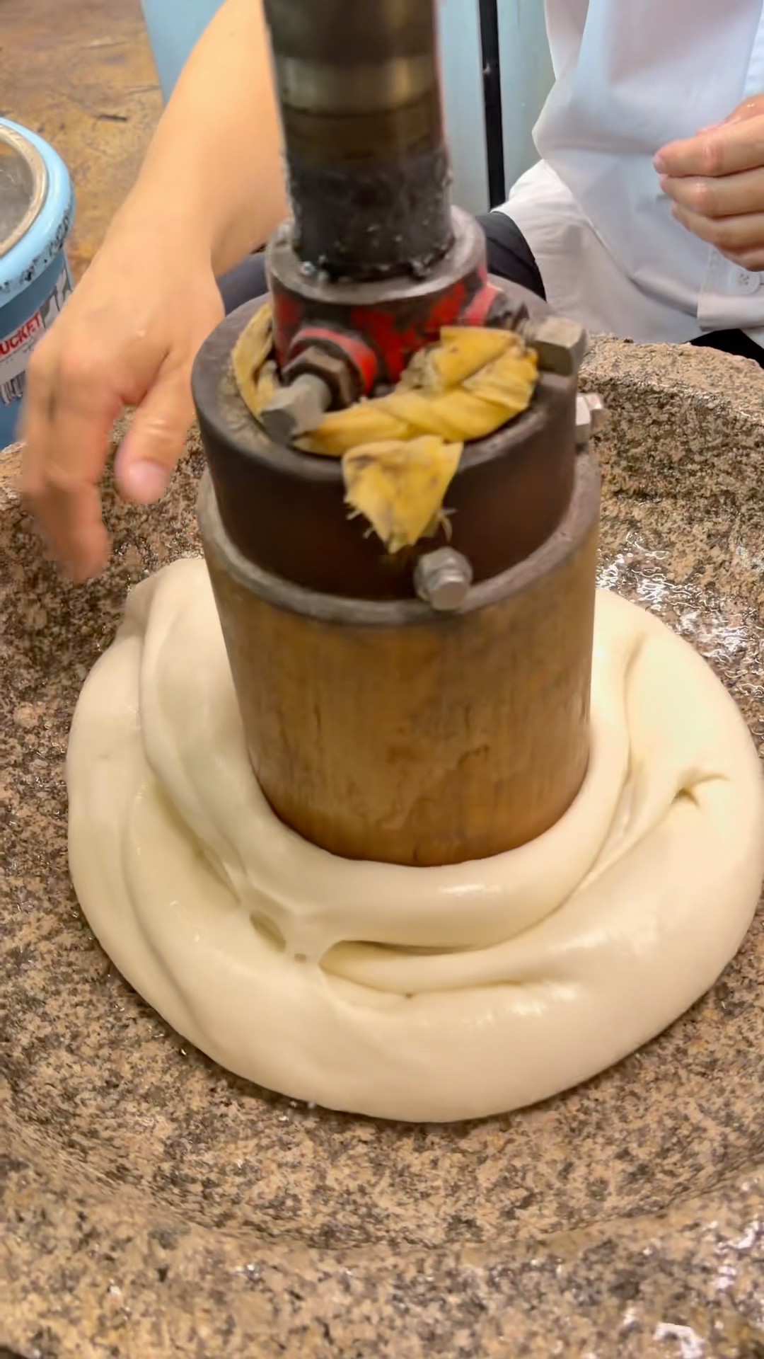歴史ある巨大餅つき機で作る豆大福 #japanesefood - YouTube