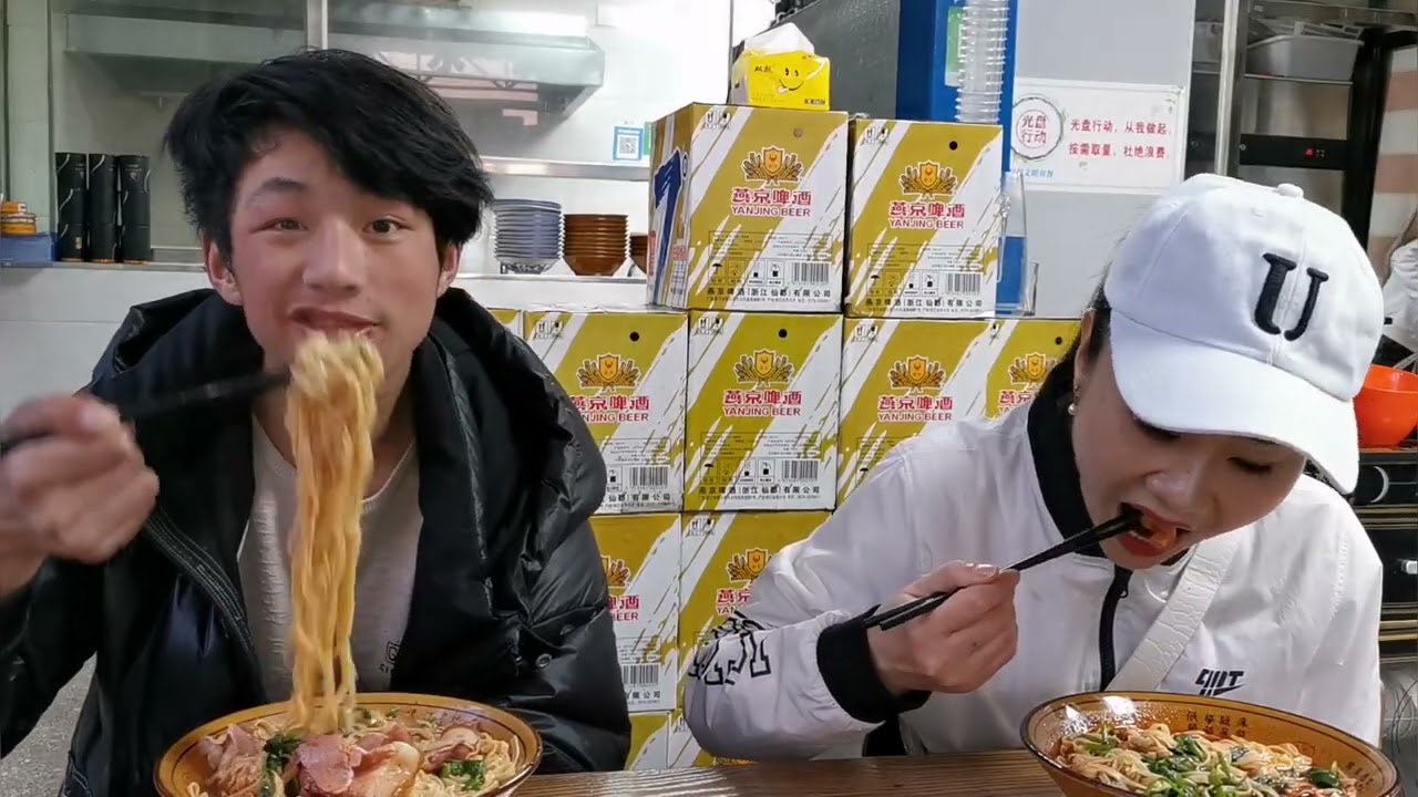 横店凤姐，请流浪小屁孩吃饭，有吃的就高兴，为了可乐不买就翻脸