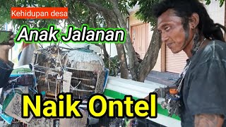 Mas Hari hidup di jalanan modal sepeda ontel