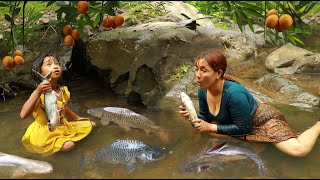 Catch and cook fish of survival food- Mother cooking fish soup recipe & grilled fish for baby dog