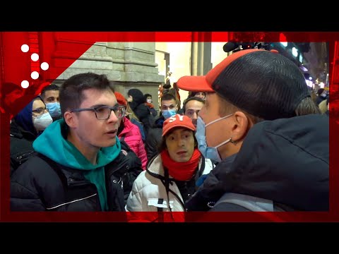 Milano, dialogo tra un pro-vax e un no-vax durante manifestazione No Green Pass