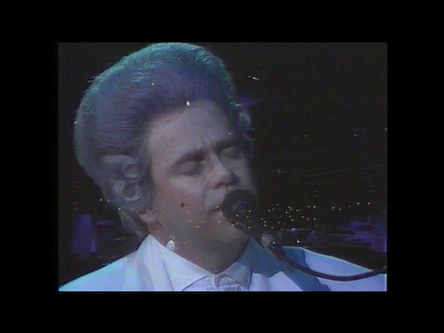 Guarda 15 Candle in the Wind - Elton John with The Melbourne symphony orchestra su YouTube