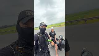 Đang đi thì một bạn chạy tới — nói là fan. Chụp cùng nhau một tấm, mình còn follow lại.