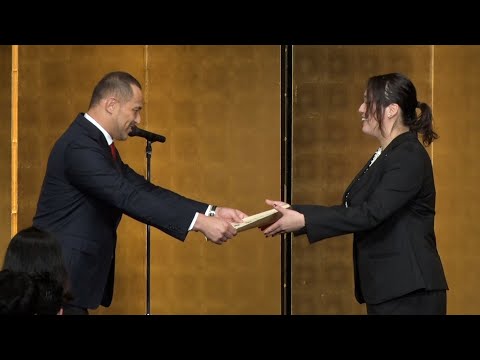【ロングバージョン】北口、室伏長官から賞状　陸上