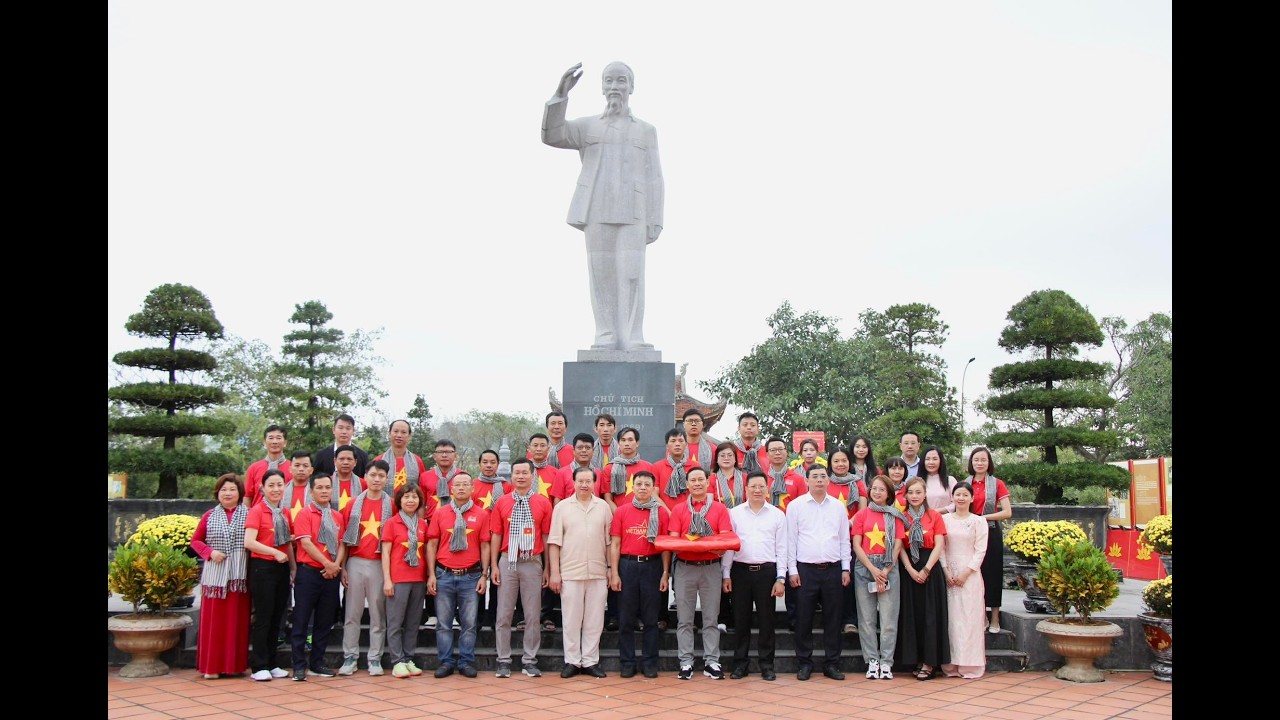 Đồng chí Tạ Quang Đông – Thứ trưởng Bộ VHTT&DL và Công đoàn Vietsovpetro dự lễ Thượng cờ tại Cô Tô