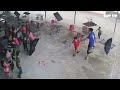 Thót tim với cảnh gió lốc thổi bay bàn ghế, học sinh chạy tán loạn ở Lào Cai