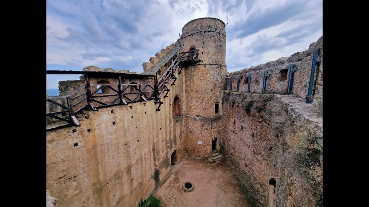 Atak mrówek. Zamek Chojnik. ☺☺☺ Mrówki na Chojniku.  Ucieka każdy zbój gdy atakuje rój☺☺☺