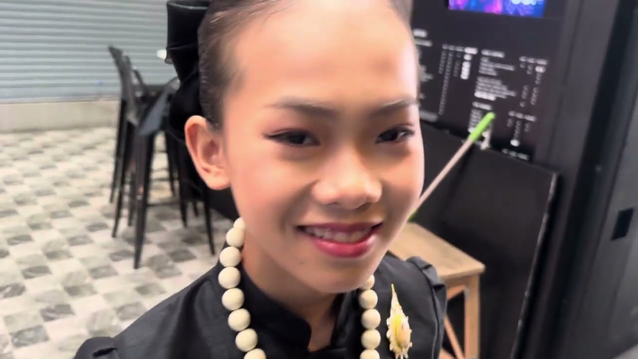 บุญวาสนาน้องธิดาลาวได้มาเที่ยวหลังวังแล้วยังมีโอกาสได้เข้ากราบพระบรมศพระพันปีหลวง