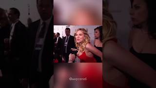 Женщина исчезает за спиной Скарлетт Йоханссон.
