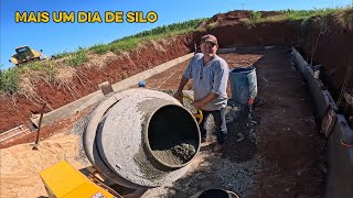 TRATANDO DAS VACA E ENCHENDO AS FORMA DO SILO 
