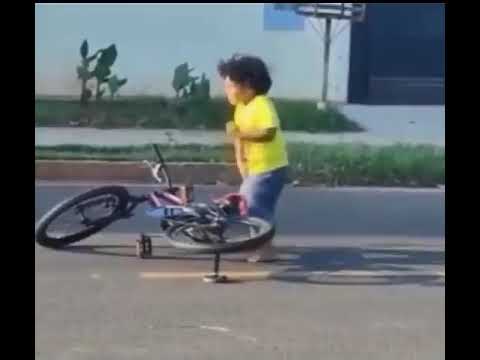 Bisikletten düşen çocuk