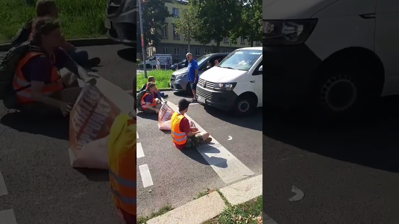 "Du Orschloch, du!" Autofahri beschimpft Aktivisti  und reist Plakat weg Letzte Generation