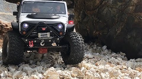 Axial SCX10 II Jeep Wrangler Rubicon Rock Crawler #