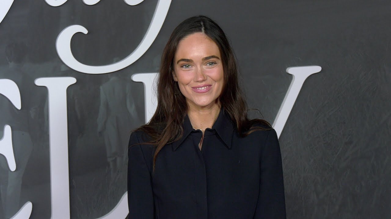 Мейв Уэйлен на красной дорожке премьеры сериала Netflix «Джей Келли» в Лос-Анджелесе