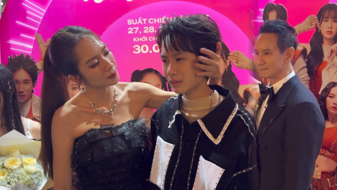 Con trai Lý Hải bé Cherry khóc nghẹn phải ôm mẹ Hà sau khi xem xong phim Lật Mặt 8 Vòng Tay Nắng