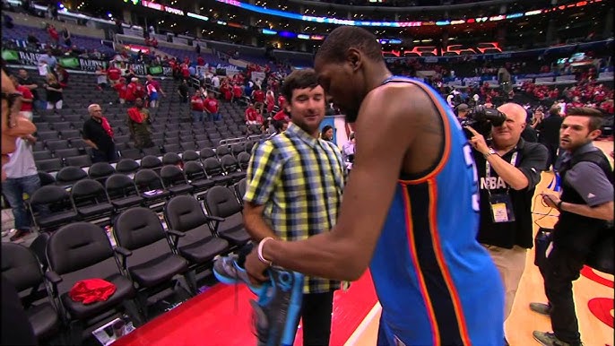 Now that's 💜 #KD gives his jersey away to a fan 🥹 #NBA #KevinDurant , kevin  durant suns