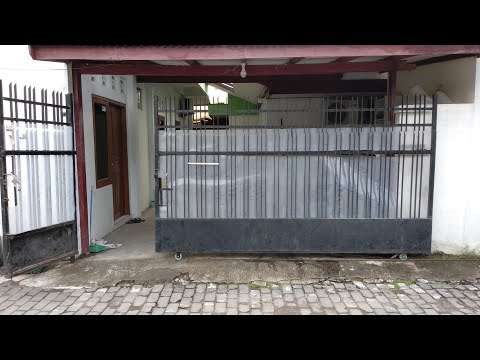 Mengganti roda besi pintu gerbang yang sudah karatan dengan yang baru