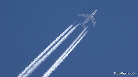 Airplanes racing in the air over London Lufthansa Boeing 747 VS Airbus A330 + Impressive contrails