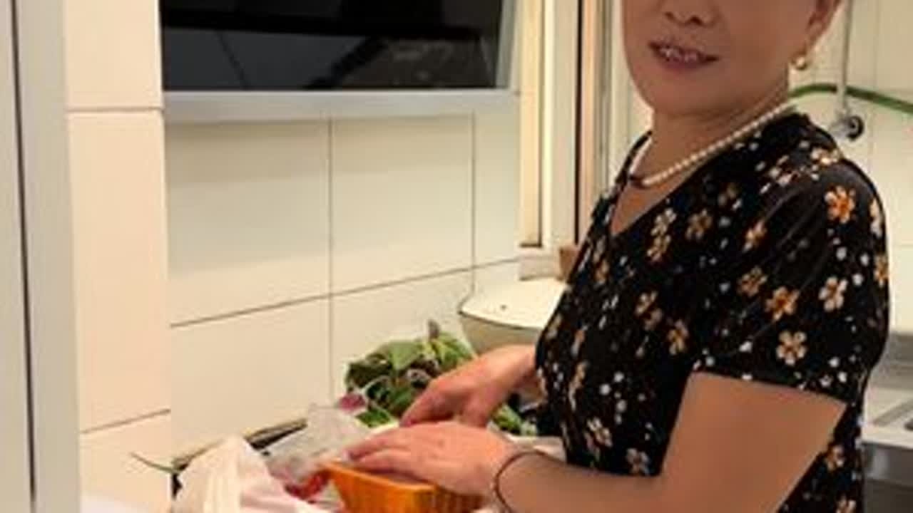 一生要强的老妈不知道和那个亲戚联系的又在给我介绍对象，让我陪她回家，我和老妈说带罗哥去看房子 。#记录真实生活 #普通人的生活是什么样子的 #我的生活日记