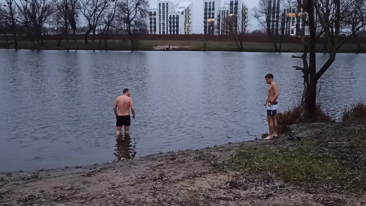 Закаливание, подготовка к Крещению. Зимний пляж - YouTube