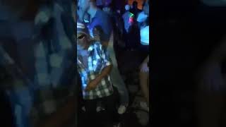 Coroa Embrazando No Baile