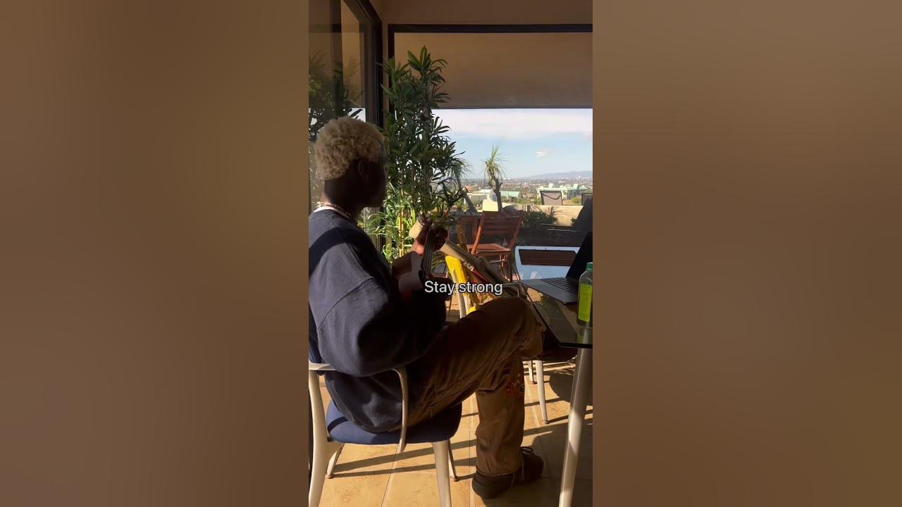 Big love ahead 🕊️🎈 #monroviaboy #boniver #newmusic #edsheeran #taylorswift #ukelele #lumineers
