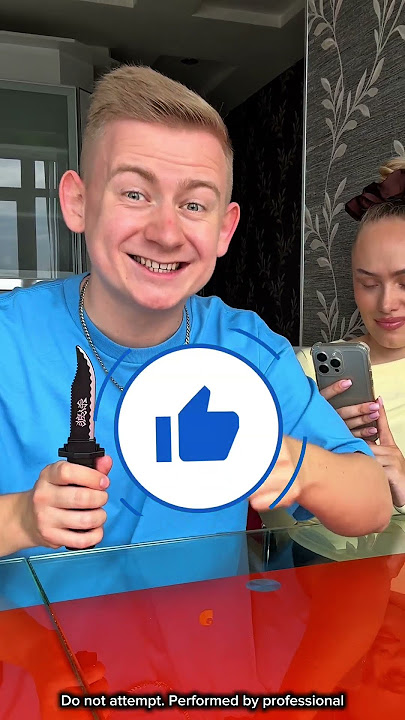 HALLOWEEN FAKE KNIFE PRANK FROM MAGICIAN