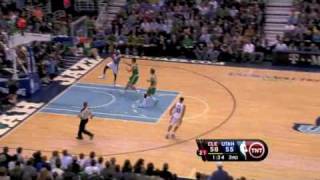 Delonte West finds LeBron James for the jam