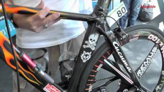 Ironman Austria 2011 - Blick in die Wechselzone - Christian Clerici erklärt sein Rad