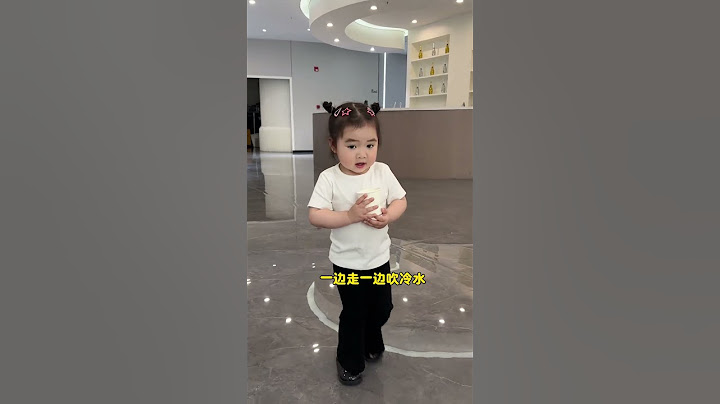 The human cub helps his mother get water. So cute~ #cutebaby #littlehumandaily