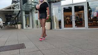 Crossdresser mit ultra minirock und pink highheels Spaziergang