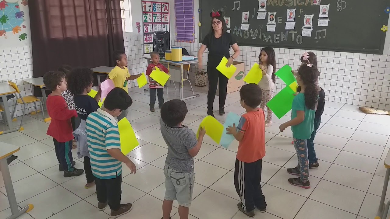 Orquestra de Papel com tia Carla   Clap Clap Song 