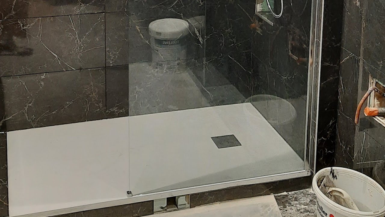 Comment poser une cabine de douche ou un paroi fixe sur un receveur de