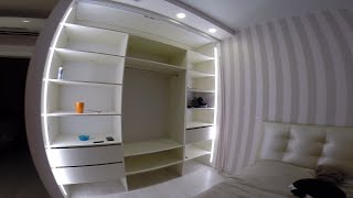 Встроенный шкаф купе с дверями под классику и светодиодной подсветкой