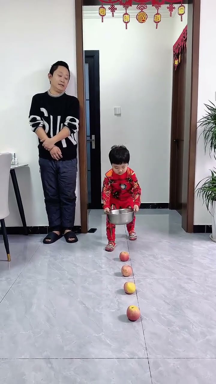 儿子天天手机不离手，还是爸爸有办法！#Cute baby#Cute#呆萌小米宝#聪明宝宝#萌娃