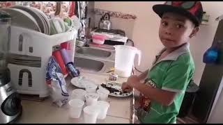 Preparando un rico helado de oreo