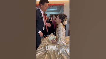 chú rể cầu hôn tặng hoa cô dâu trong thật hạnh phúc.