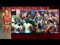 Pandits performing abhisekham to Jayendra Saraswati