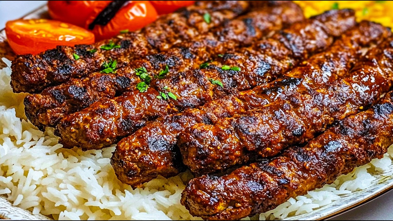 Сочный кебаб с вкусными и свежими гарнирами для идеального обеда!