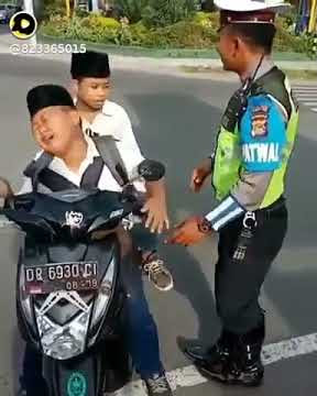 cah cilik nangis ditilang pak polisi