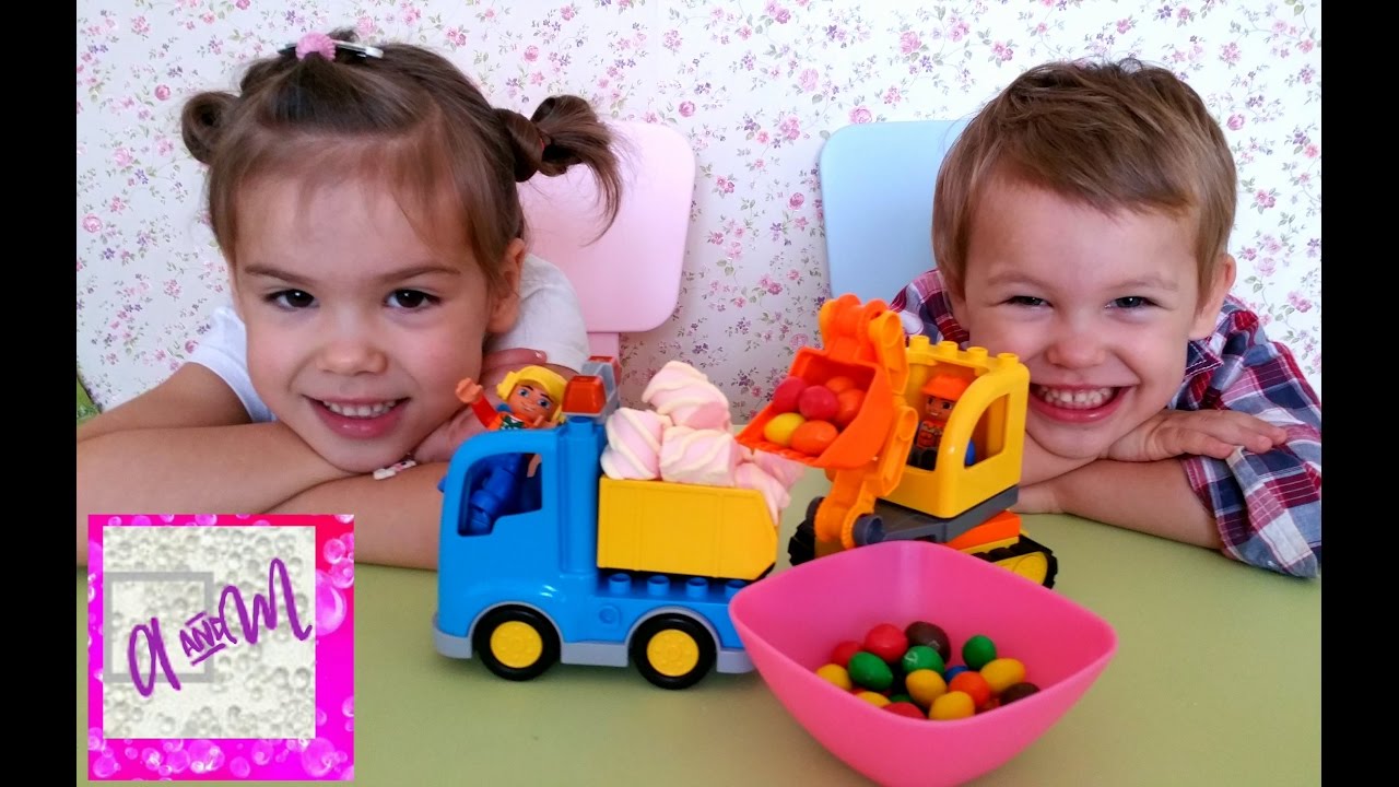 ЭМИ И МАЛЫШ ИГРАЮТ С МАШИНКАМИ ЭКСКАВАТОР И ГРУЗОВИК (САМОСВАЛ ...