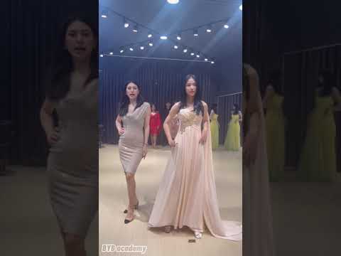 Video Cô sinh viên Đại học Hà Nội Catwalk cực đẹp với trang... - YouTube