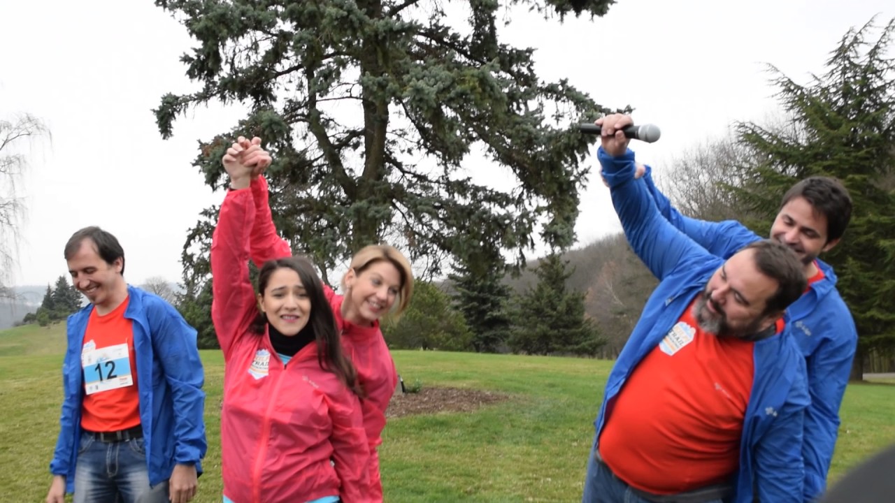 Když se rozcvičují herci seriálu Modrý kód... Sabina Laurinová a Mirek Šimůnek na to šli posvém.