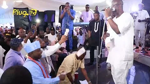 DAVIDO HONORS K1 DE ULTIMATE ON STAGE AND SPARYS MONEY FOR HIM BEFORE TWO BIG ELEPHANT